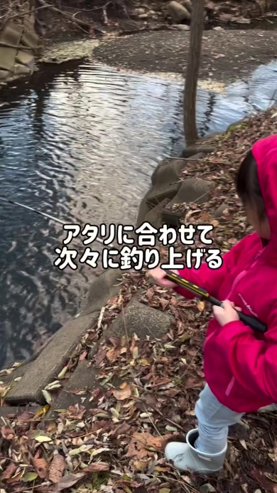 釣りをする女の子