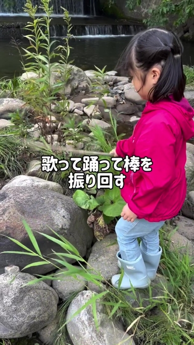 棒で遊ぶ女の子