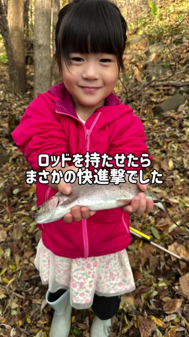 魚を見せる女の子