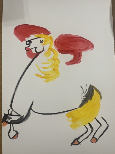 白い紙に描かれたポップなタッチの馬の絵。馬のたてがみと尻尾は黄色、耳と頬と尻には赤い絵の具が使われている。