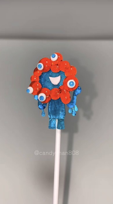 ミャクミャクのキャンディ。画像の下部には『@candyman808』のウォーターマークが入っている。