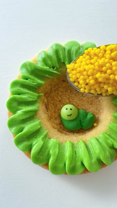 クッキーの凹みに青虫