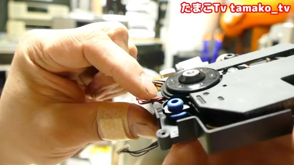 劣化してしまったCDプレーヤーユニット内のゴムの土台