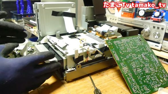 下段のCDレコーダーユニットを取り出す様子