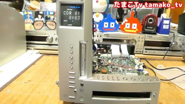 ディスクを読み込み始めたCDレコーダーユニット