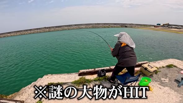 イスから立ち上がって大物を釣り上げようとする投稿者の知人