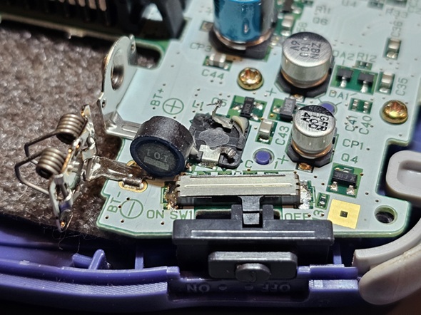 ゲームボーイアドバンス内部で壊れていたインダクター