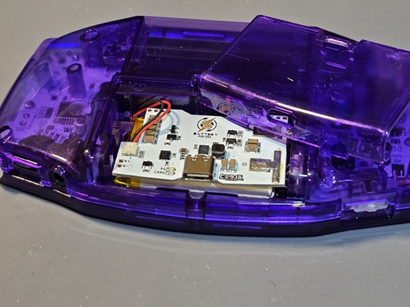 乾電池ではなくリチウムイオンバッテリーで動作するように改造したゲームボーイアドバンス