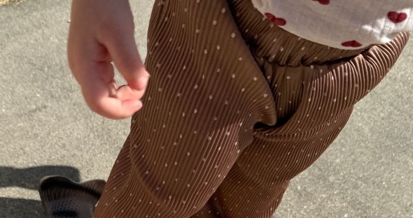 1歳娘の足元を見ると……　「癖が強い」