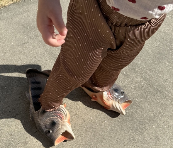 1歳娘の足元を見ると……　「癖が強い」