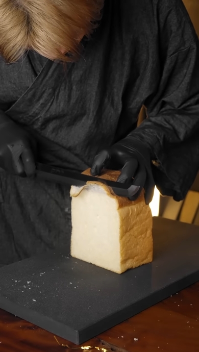 研磨後食パンを切る