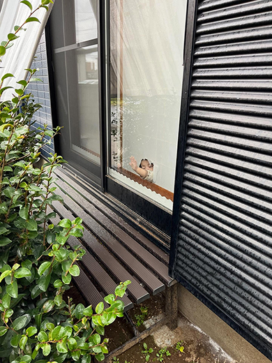 ママを探す10カ月赤ちゃん