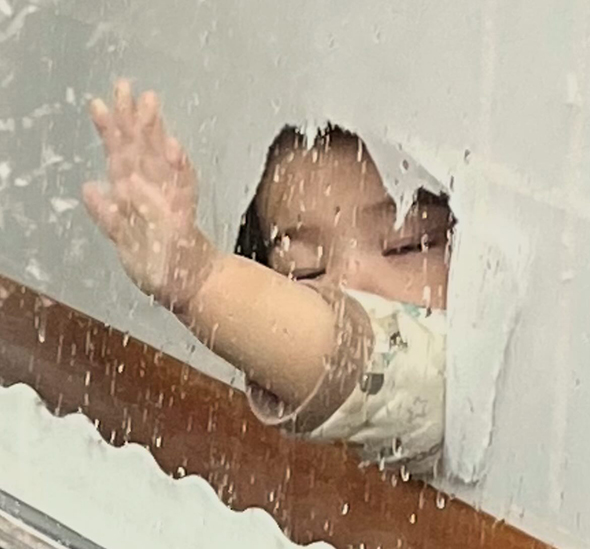 ママを探す10カ月赤ちゃん