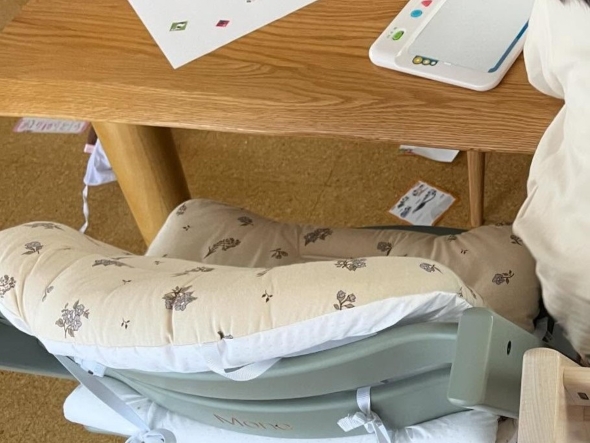 空席の椅子の画像