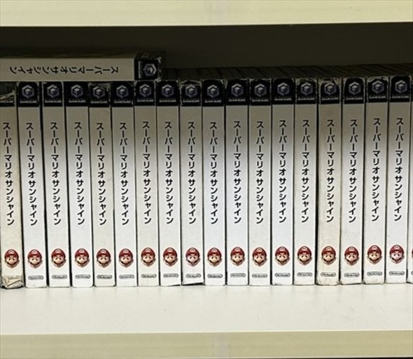 スーパーマリオサンシャインでぎっしり埋まった本棚