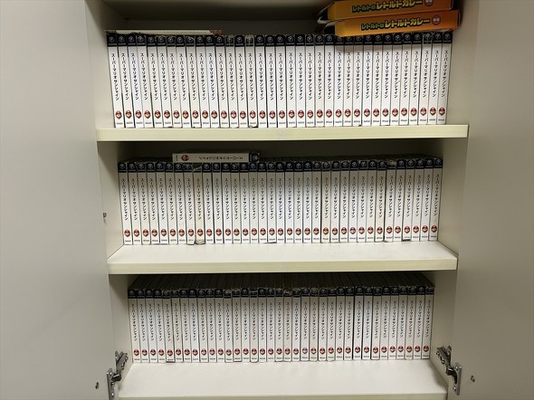 スーパーマリオサンシャインでぎっしり埋まった本棚