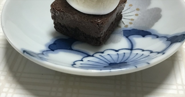 ブラウニーにマシュマロを乗せて焼いた情けない料理