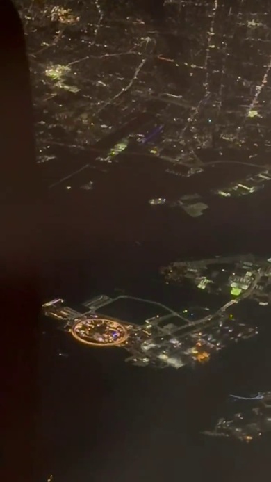 夜の大阪の町でひと際輝いている万博の会場