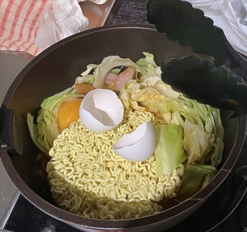 麺料理を作っている途中の情けない光景