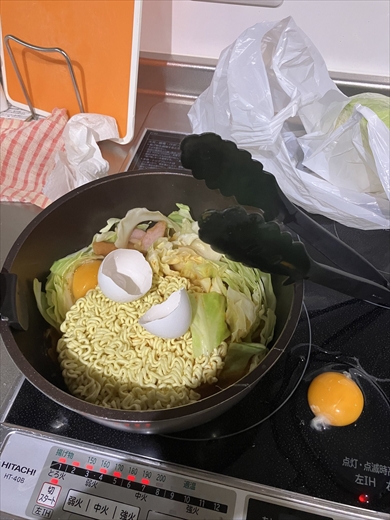 麺料理を作っている途中の情けない光景