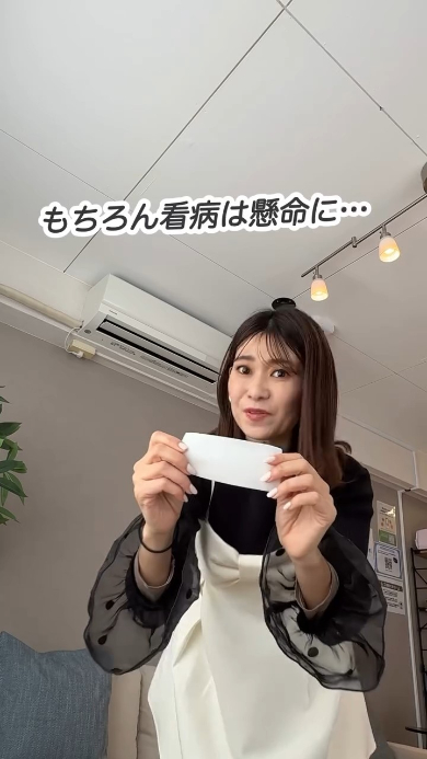 冷却ジェルシートを貼ってあげる妻