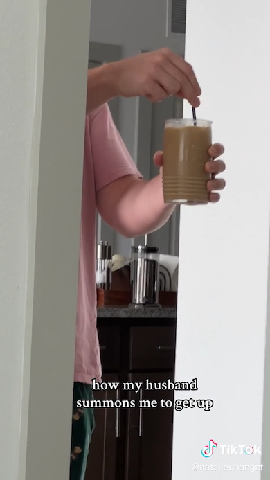 アイスコーヒーを作る夫