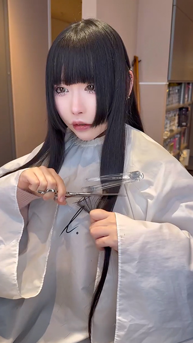 ロングヘアの女性がボブヘアにイメチェン