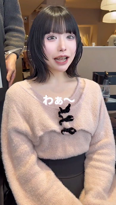 ロングヘアの女性がボブヘアにイメチェン