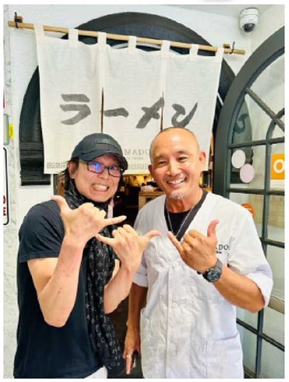 妻・出光加奈子とレアなデート風景のつんく♂