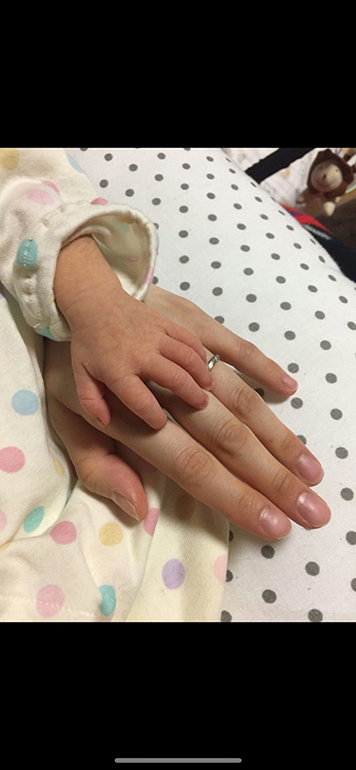 新生児の小さな手が7年後……