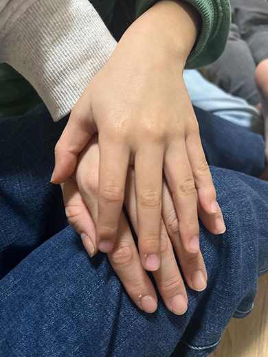 新生児の小さな手が7年後……