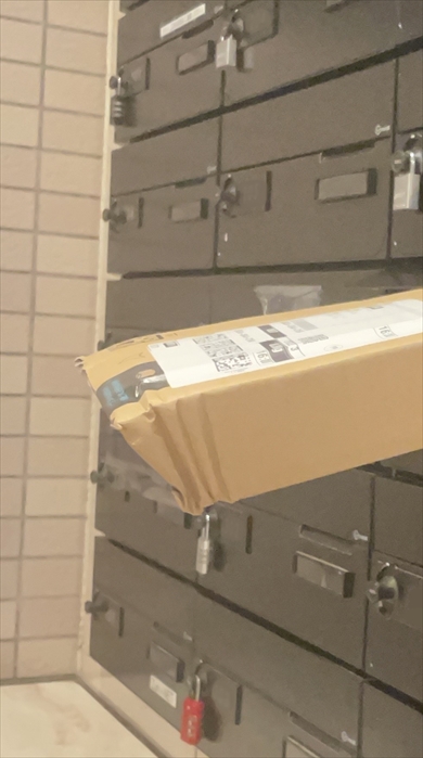 郵便受けに突き刺さっていたAmazonのダンボール