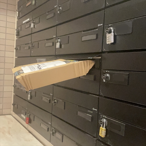 郵便受けに突き刺さっていたAmazonのダンボール