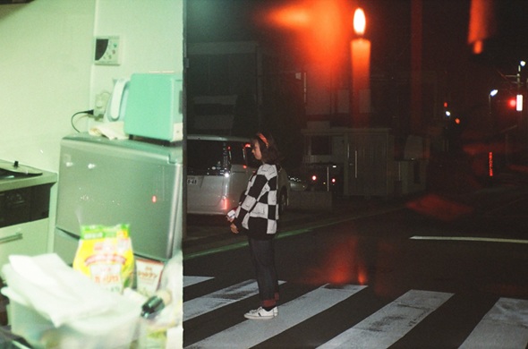 横断歩道を渡る人とキッチンの写真