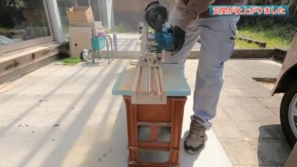 木材を切る男性