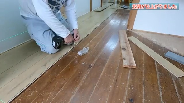 カクシ釘を打つ男性