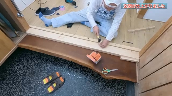 カクシ釘を打つ男性