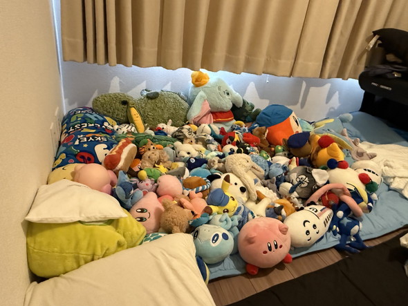 ベッドの上に乗っているぬいぐるみ