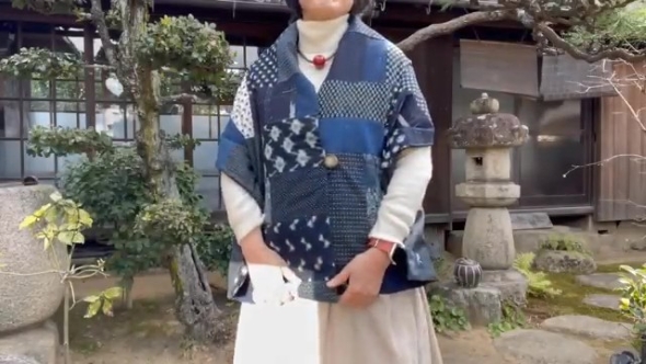 ストールをつけた女性