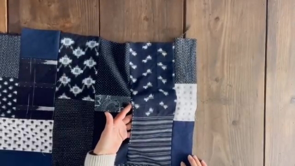 ポケットに手を入れる女性