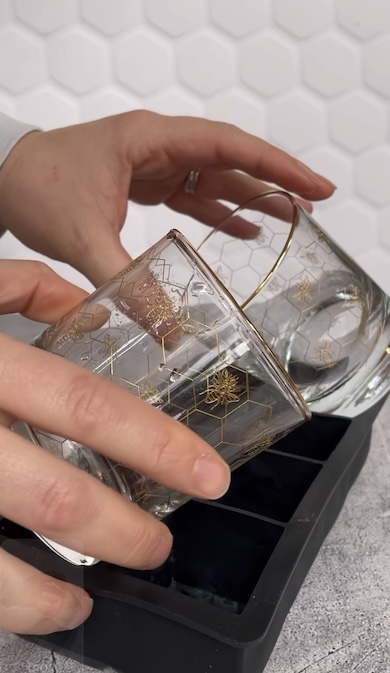 製氷皿に斜めにコップを2つ置いているところ