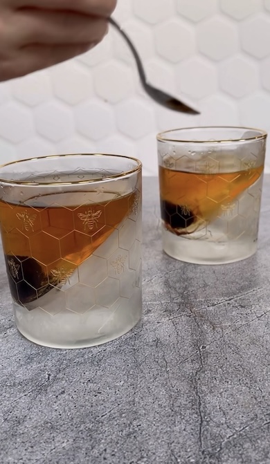 氷の入ったコップにドリンクが注がれた様子