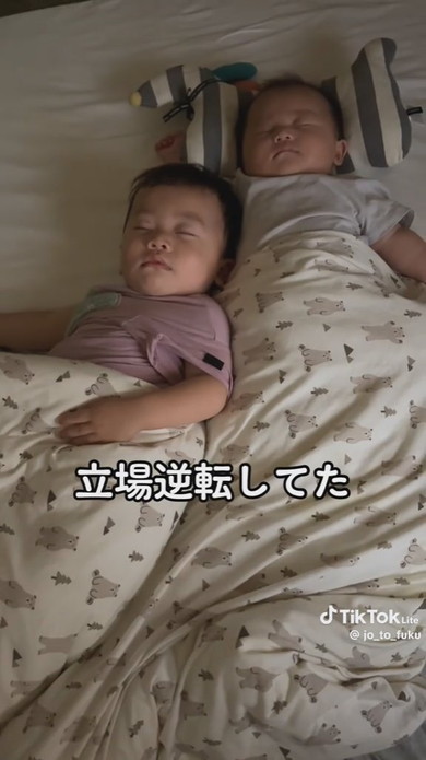 お兄ちゃんに腕枕してあげる赤ちゃん