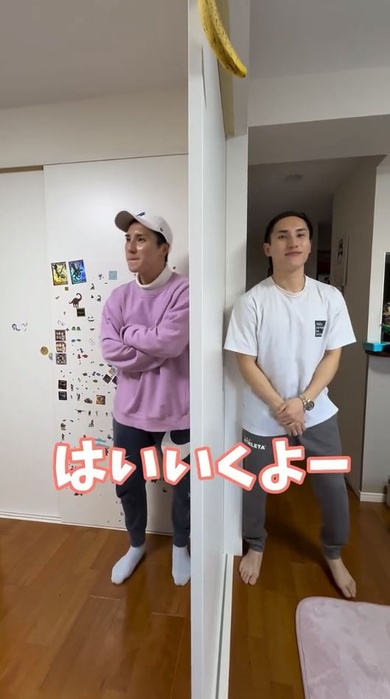 壁を隔てて、双子にポーズをさせてみたら……「なにこの双子ww」