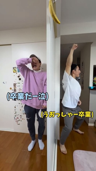 壁を隔てて、双子にポーズをさせてみたら……「なにこの双子ww」