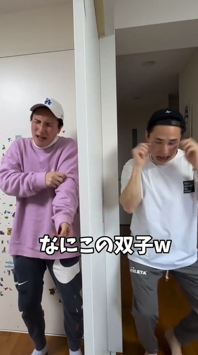 壁を隔てて、双子にポーズをさせてみたら……「なにこの双子ww」