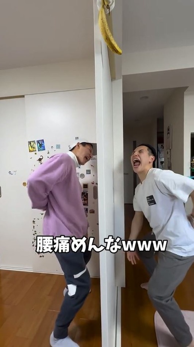 壁を隔てて、双子にポーズをさせてみたら……「なにこの双子ww」