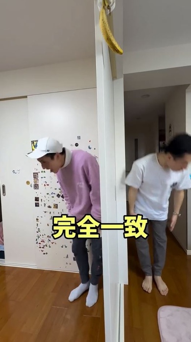 壁を隔てて、双子にポーズをさせてみたら……「なにこの双子ww」