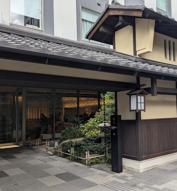 外装が周囲に溶け込んでいる京都の松屋