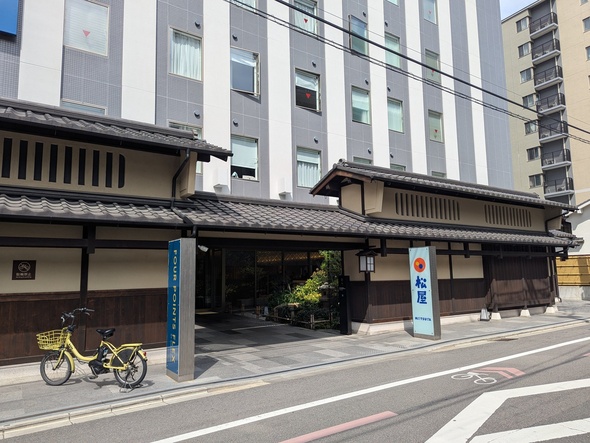 外装が周囲に溶け込んでいる京都の松屋